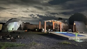 A large dome-shaped tent with a covered patio area and a swimming pool. - Tihi Glamping Club (San Juan del Rio)