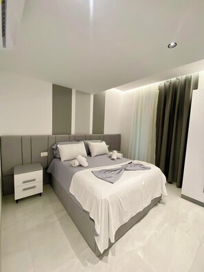 4 bedrooms, iron/ironing board, travel cot, free WiFi - The Penthouse Santorini Residence Drymadhes Dhermi with Private Jacuzzi (Dhermi)
