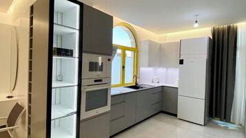 Een koelkast, een magnetron, een oven, een vaatwasser