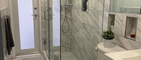 Chuveiro, secador de cabelo, toalhas de banho, sabonete