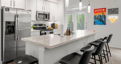 Stylish 2-bedroom with Balcony, Gym & Pool - Near Downtown & Airport