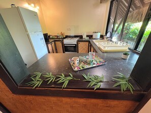 Fridge, microwave, oven, coffee/tea maker - 🌊 Your relaxing break in Moorea 🌴 (Moorea-Maiao)