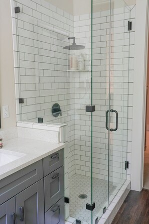Shower, towels, soap, toilet paper - Secluded and peaceful country home near mountains, reservoir, ski resorts. (Croydon)