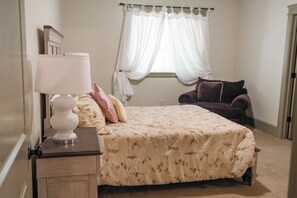 6 bedrooms, iron/ironing board, WiFi, bed sheets