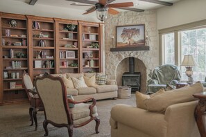 TV - Secluded and peaceful country home near mountains, reservoir, ski resorts. (Croydon)
