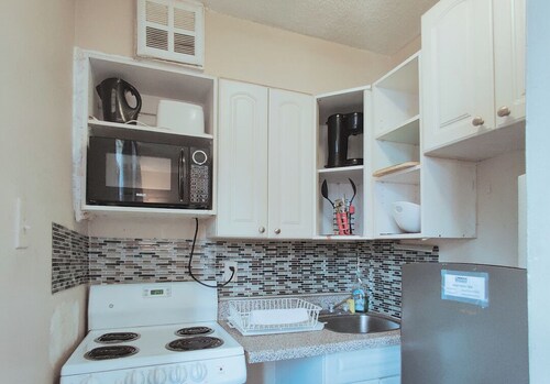 Junior Studio Apartment Near Dundas Station and Eaton Centre