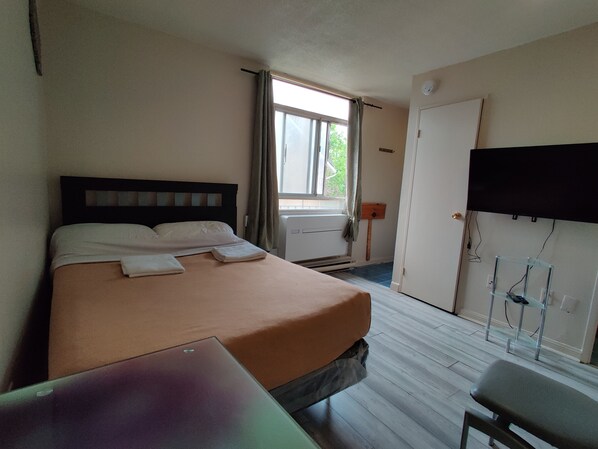 Iron/ironing board, internet, bed sheets