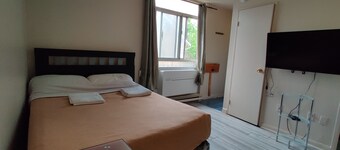 Junior Studio Apartment Near Dundas Station and Eaton Centre