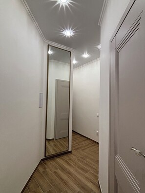 Interior - Old Town Square 1 min. Renovated in 2025. 2BR/2BA. (Hlavní město Praha)