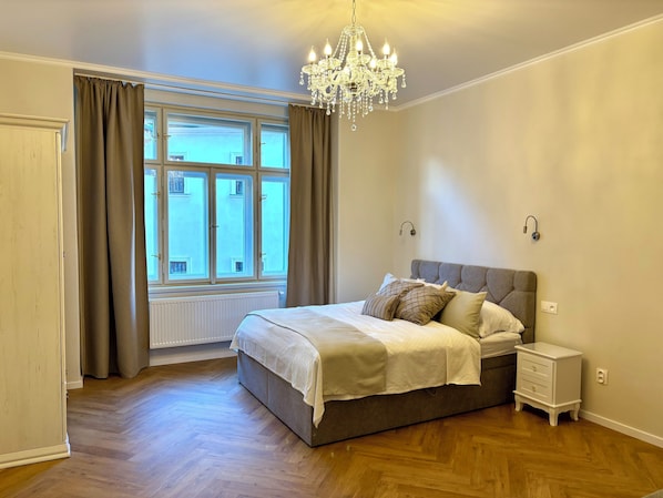2 bedrooms, iron/ironing board, internet, bed sheets