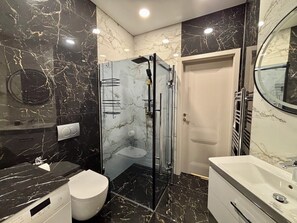 Haartrockner, Handtücher, Seife, Toilettenpapier