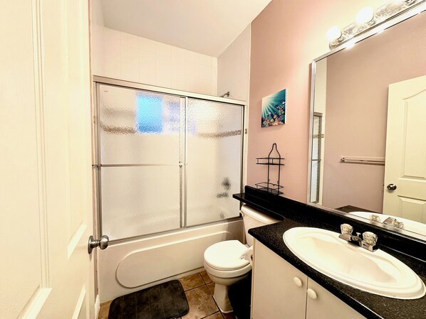 Shower, hair dryer, towels, soap - Sunny Home in White Rock Resort (Surrey)