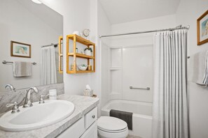 Ducha, secador de pelo, toallas, jabón