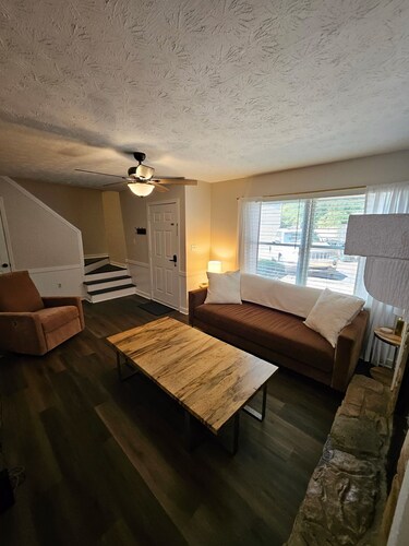 Cozy retreat in Athens - convenient location, walk to Five Points, close to UGA.