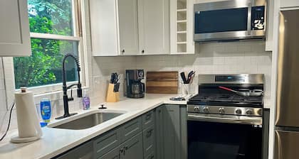 Cozy retreat in Athens - convenient location, walk to Five Points, close to UGA.