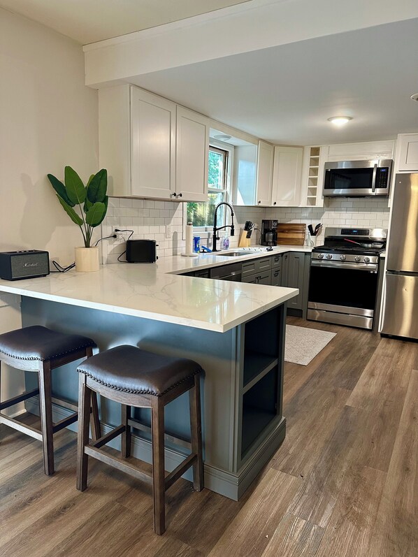 Fridge, microwave, oven, stovetop - Cozy retreat in Athens - convenient location, walk to Five Points, close to UGA. (Athens)