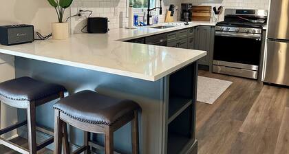 Cozy retreat in Athens - convenient location, walk to Five Points, close to UGA.