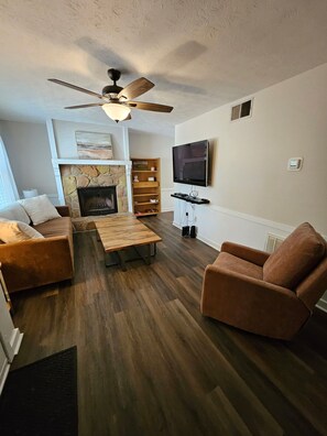 Smart TV, fireplace - Cozy retreat in Athens - convenient location, walk to Five Points, close to UGA. (Athens)