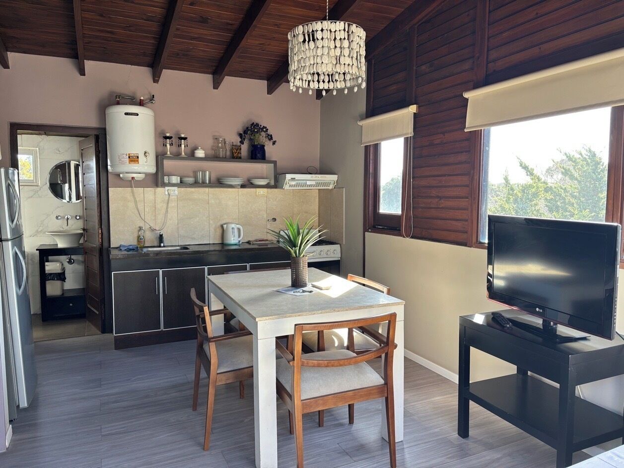 Refrigerador con freezer, horno, placa de cocina, utensilios de cocina