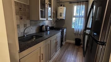 Refrigerador con freezer, horno, placa de cocina, utensilios de cocina
