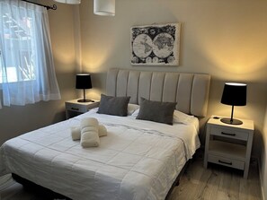 Apartemen Keluarga, pemandangan kebun | Brankas, meja kerja, ruang kerja ramah laptop, dan Wi-Fi gratis