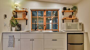 Fridge, microwave, stovetop, coffee/tea maker