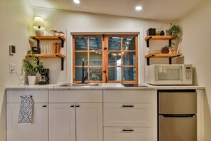 冷蔵庫、電子レンジ、コンロ、コーヒー / ティーメーカー