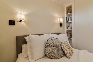 1 bedroom, desk, free WiFi, bed sheets