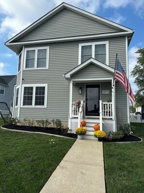 Exterior - 3-bed 3 bath home in Edgewater MD on the beach, 25 min from USNA and Annapolis. (Edgewater)