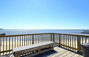 Property grounds - 3-bed 3 bath home in Edgewater MD on the beach, 25 min from USNA and Annapolis. (Edgewater)