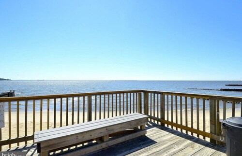 3-bed 3 bath home in Edgewater MD on the beach, 25 min from USNA and Annapolis.