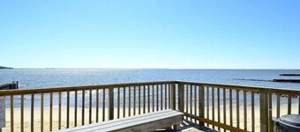 3-bed 3 bath home in Edgewater MD on the beach, 25 min from USNA and Annapolis.