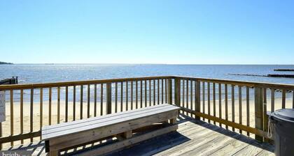 3-bed 3 bath home in Edgewater MD on the beach, 25 min from USNA and Annapolis.