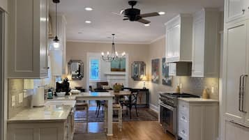 Geladeira, micro-ondas, fogão, lava-louças