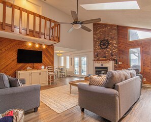 Living area - Serene 3-bedroom lakefront house on High Rock Lake, Lexington NC (Lexington)