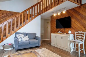 Living area - Serene 3-bedroom lakefront house on High Rock Lake, Lexington NC (Lexington)