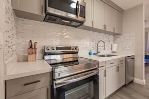 Frigorífico, microondas, horno y placa de cocina