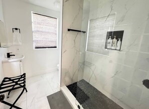 Shower, hair dryer, towels, soap - Pretty Private Room, Near the Airport - Free Parking (Miami)