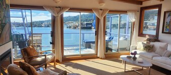 Magical 3-bedroom houseboat in Sausalito with kayaks, sauna, and fantastic views