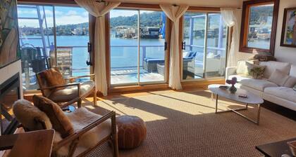 Magical 3-bedroom houseboat in Sausalito with kayaks, sauna, and fantastic views