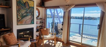 Magical 3-bedroom houseboat in Sausalito with kayaks, sauna, and fantastic views