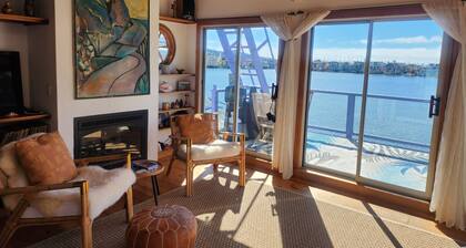 Magical 3-bedroom houseboat in Sausalito with kayaks, sauna, and fantastic views