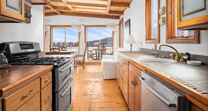 Magical 3-bedroom houseboat in Sausalito with kayaks, sauna, and fantastic views