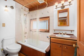 Ein Badezimmer mit Badewanne, Toilette und Waschbecken.