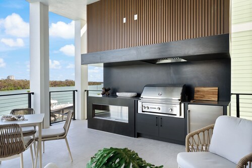 Luxury Oasis Villa: 1min to beach, elevator, waterfront, spa, NEW $6M value!