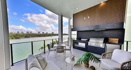 Luxury Oasis Villa: 1min to beach, elevator, waterfront, spa, NEW $6M value!