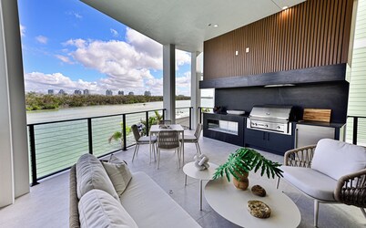 Luxury Oasis Villa: 1min to beach, elevator, waterfront, spa, NEW $6M value!