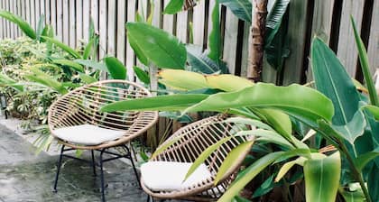 Charming backyard cottage in Ft Lauderdale w/ backyard BBQ and fire pit