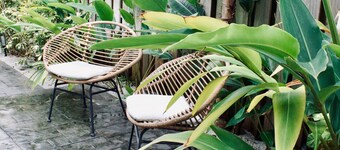 Charming backyard cottage in Ft Lauderdale w/ backyard BBQ and fire pit