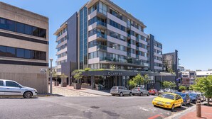 Ein mehrstöckiges Hotel mit modernem Design, mit Balkonen und großen Fenstern.
